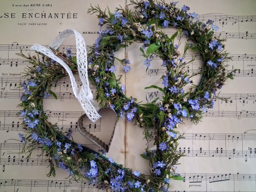Kranz mit blauen Wiesenblumen